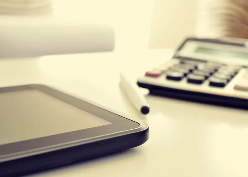 Tablet i kalkulator na biurku