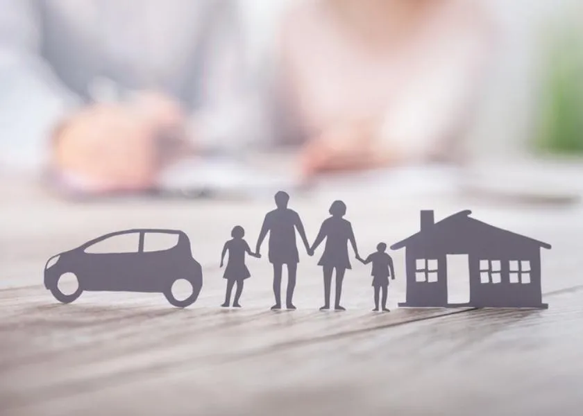 Samochód, dom i rodzina wycięta z papieru